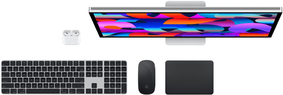 Vista desde arriba de unos AirPods, un monitor Studio Display, un Magic Keyboard, un Magic Mouse y un Magic Trackpad